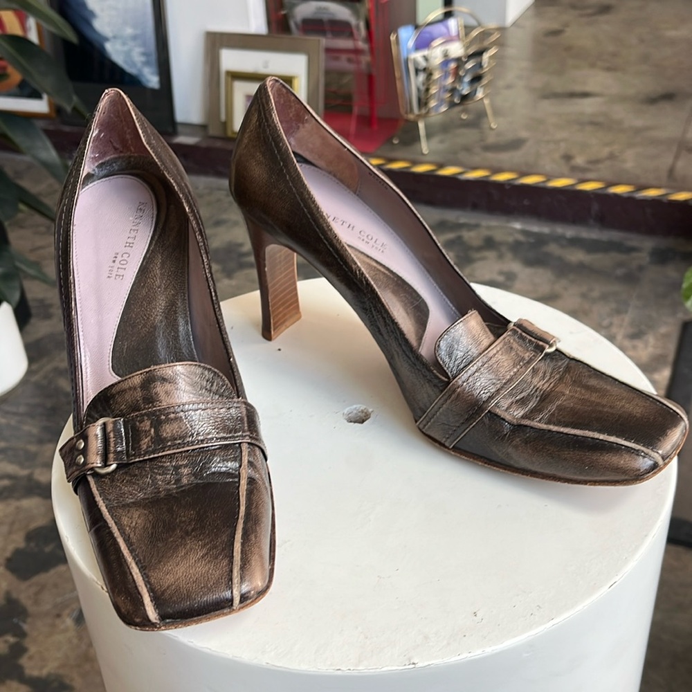 Good used condition Kenneth Cole leather, square-toed pumps with buckle